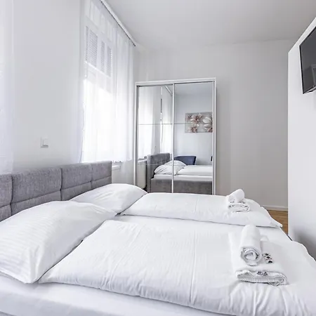Compact Luxury By Jr * Vienna