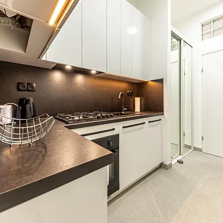 Compact Luxury By Jr * Vienna