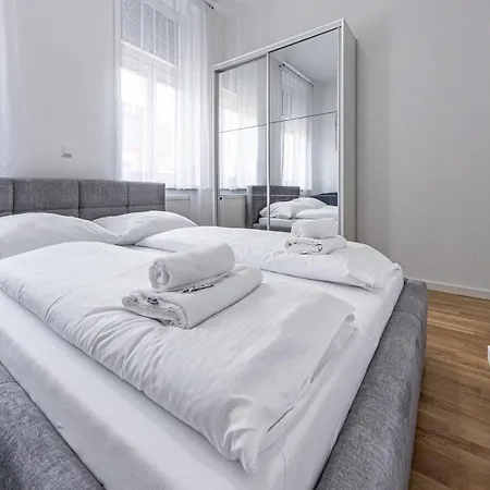 Apartament Compact Luxury By Jr