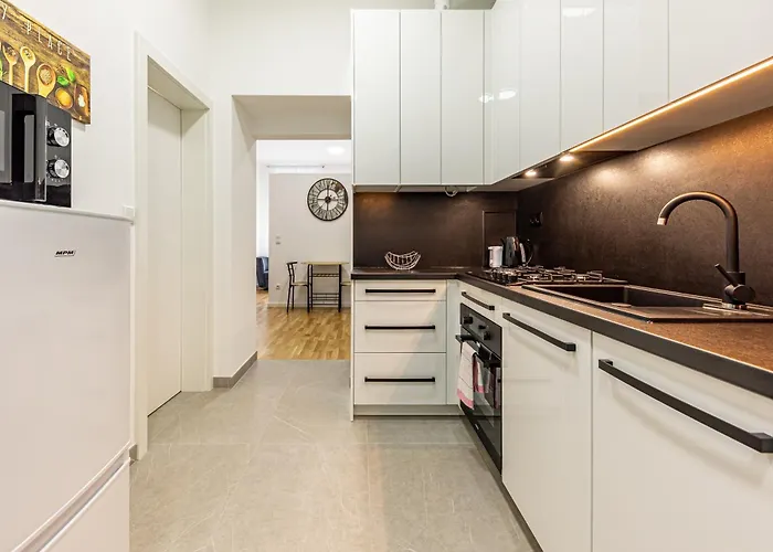 Compact Luxury By Jr Bécs