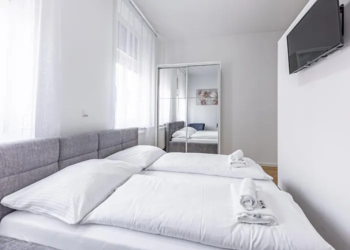 Compact Luxury By Jr * Wien